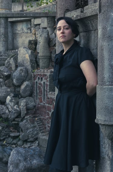 portrait en plan américain d'une belle femme dans un décor de château en ruines