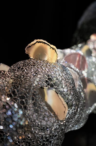 Installation d'une grande sculpture en verre d'un arbre avec des vidéos projetées dessus