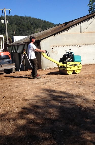 Terrassement avec décaissement professionnel pour aménagement extérieur