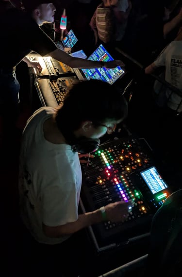 Licht und Tonmischpult, sowie Lichttechniker und Tontechniker