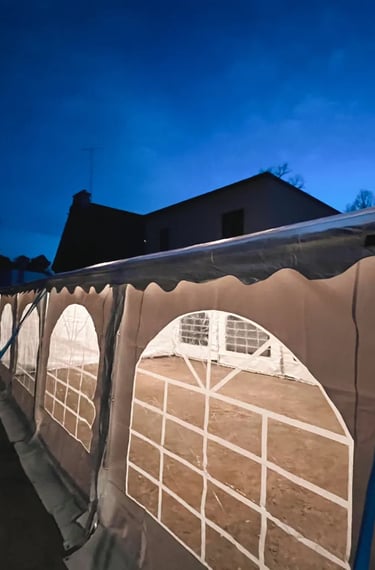 montage tonelle de réception de nuit sur parking