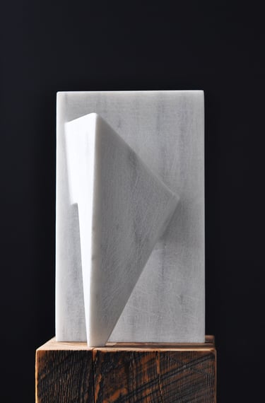 V Vasili Meeting point, 17x17x30cm, Marble,2025