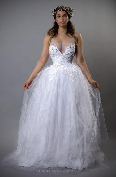 a beautiful woman in a white bridal dress Sáfrány Emese