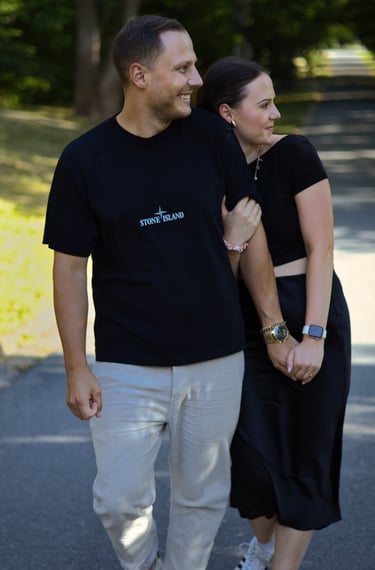 Verlobung Rödental: Glückliches Paar Hand in Hand auf dem gemeinsamen Weg.