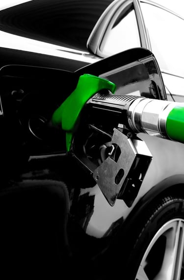 un pistolet d'essence faisant le remplissage de bioéthanol d'une voiture