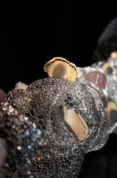 Installation d'une grande sculpture en verre d'un arbre avec des vidéos projetées dessus