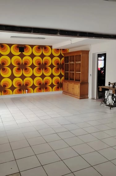 ue de l'espace boutique vide de L’Entrepotes Conceptstore avec ses structures métalliques et son sol