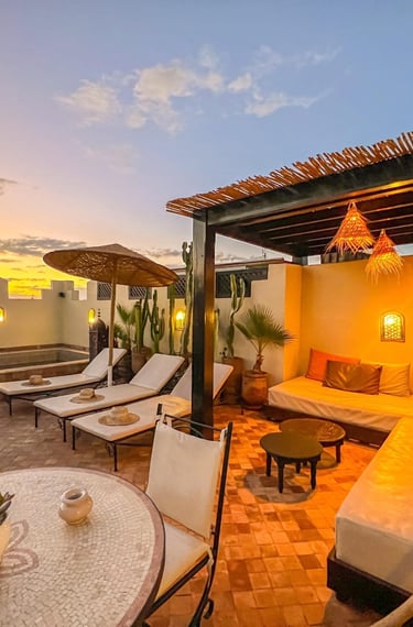 Rare pour un Riad à Marrakech : une piscine sur la Terrasse du toit.