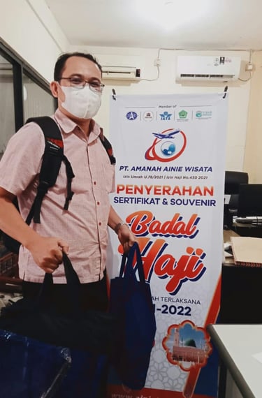 serah-terima-sertifikat-dan-suvenir-badal-haji-ainie-wisata