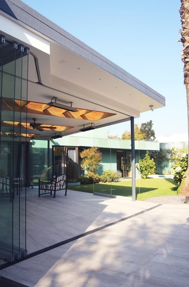 Terraza exterior con lucarnas y cierro de cristal colgante