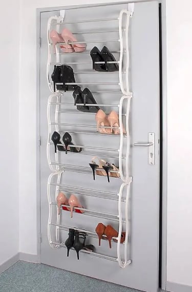 Étagère à chaussures sur porte