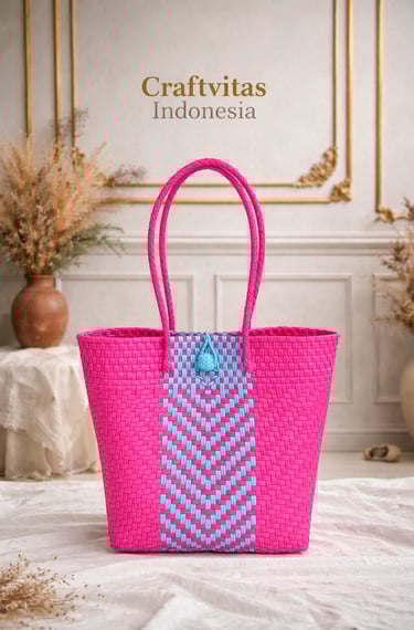 Tas anyaman plastik handmade warna pink dan biru dengan motif chevron modern dari Craftvitas Indonesia