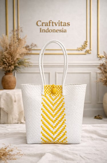 Tas anyaman plastik handmade warna putih dan kuning dengan motif chevron ramah lingkungan dari Craftvitas Indonesia