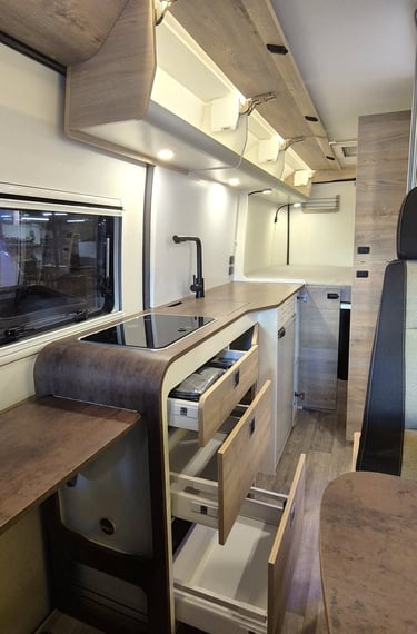 Zona de cocina de una furgoneta camper terminada.