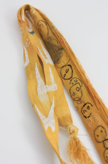 karine-nguyen-van-tham-La riviere aux ancetres, broderies soie et lin sur ruban tissé, 250x8 cm