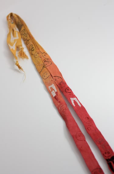 karine-nguyen-van-tham-La riviere aux ancetres, broderies de soie et lin sur ruban tissé, 250x8 cm