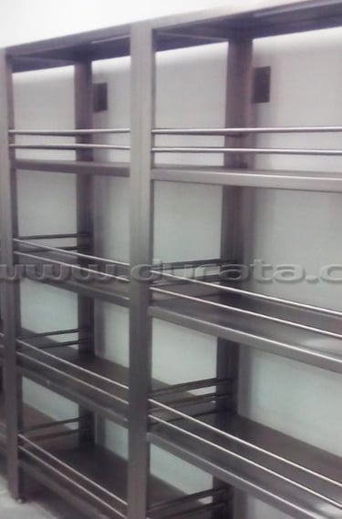 Muebles y estanterías en acero para laboratorios