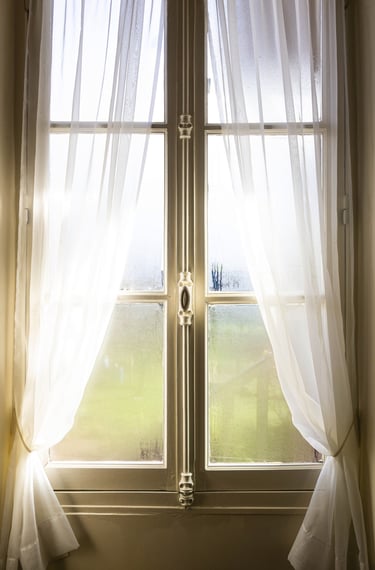photographie d'une fenetre, lumière et contraste au cœur de cette photo