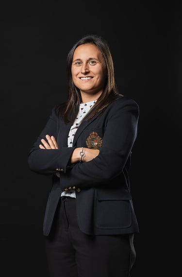 Portrait professionnel sur fond noir d'une femme réalisé en studio mobile.