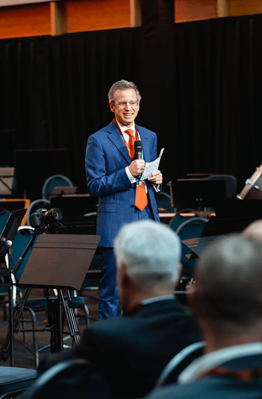 Discours d’ouverture d’un CEO lors d’un événement d’entreprise à Luxembourg avec concert en fond.