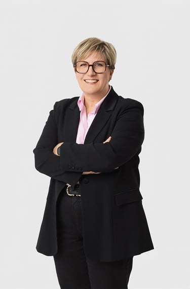 Portrait corporate d'une femme réalisé en studio photo sur fond gris.