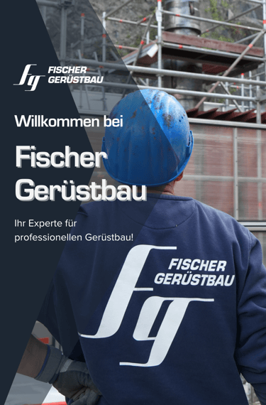 Gerüstbauer von Fischer Gerüstbau mit blauem Schutzhelm überblickt eine Gerüstbaustelle.