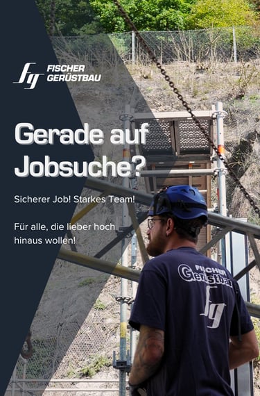 Ein Gerüstbauer von Fischer Gerüstbau betrachtet auf einer Baustelle im Freien eine Rüstung