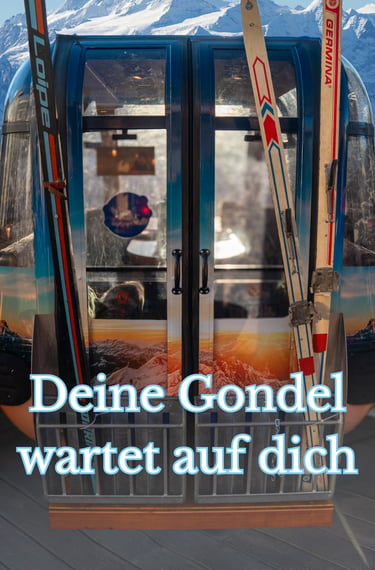 Gondel mit alten Skiern und den schneebedeckten Gipfeln der Schweizer Alpen im Hintergrund