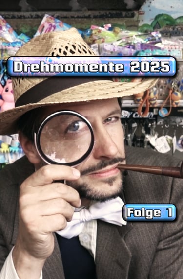 Detektiv mit Strohhut und Lupe für „Drehmomente 2025“, Folge 1.