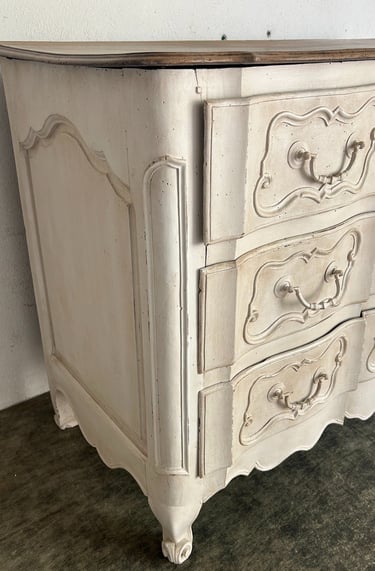 Cette commode a été réalisée dans un style campagne chic à la demande de ma cliente.
