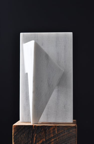 V Vasili Meeting point, 17x17x30cm, Marble,2025