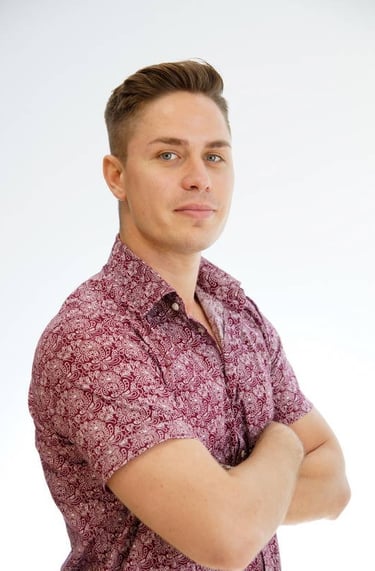 Portrait de trombinoscope d'entreprise d'un homme sur fond blanc