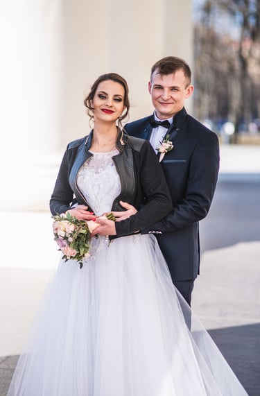 Laimingi jauniejo žvelgiantys į kamerą prie Vilniaus Katerdos