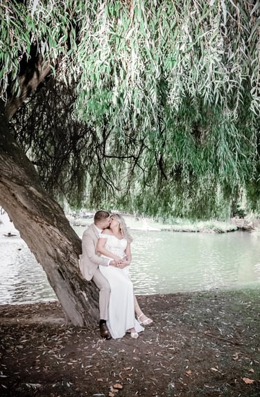 Couple marié sous un arbre qui s'embrasse