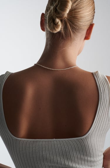 a woman with a bunt bunt in her hair