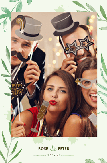 Templates Personnalisables proposés par Pixtoevent Avec invités s'amusant devant le photobooth