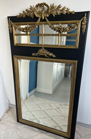 Miroir entièrement restauré avec reconstitution de moulures.