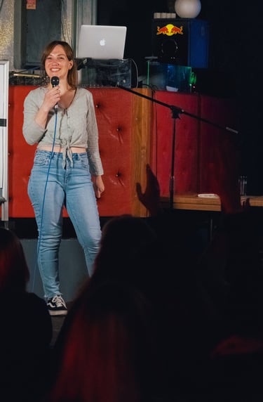 Britta Kah auf der Bühne, Slam Poetin und Moderatorin