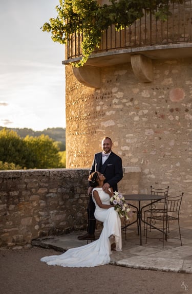 un couple de mariés posant dans leur domaine de mariage