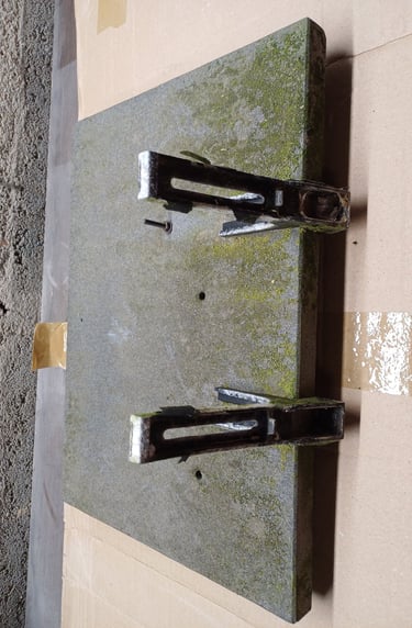 plaque funéraire abimée, avec de la mousse et de la saleté