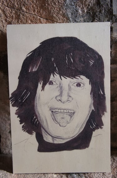 portrait femme qui tire la langue en noir et blanc imprimé sur bois