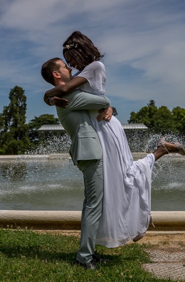 Le marié qui porte la mariée dans ces bras