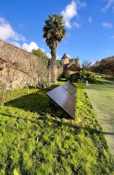 Station solaire installée dans un camping ou hôtel de plein air avec piscine