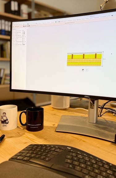 Bureau professionnel à domicile avec un moniteur Dell avec des dessins techniques, une interface aud