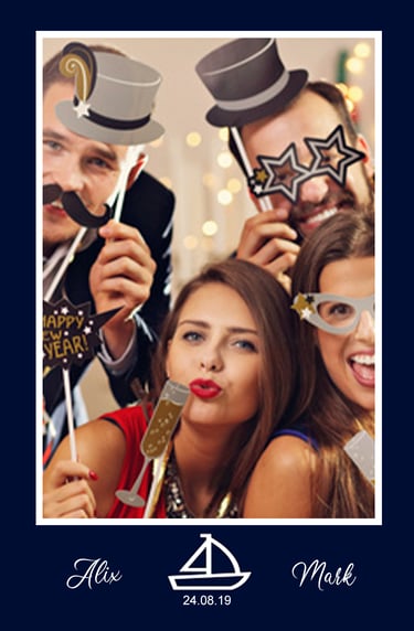 Templates Personnalisables proposés par Pixtoevent Avec invités s'amusant devant le photobooth