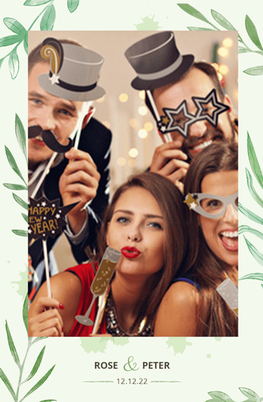 Templates Personnalisables proposés par Pixtoevent Avec invités s'amusant devant le photobooth