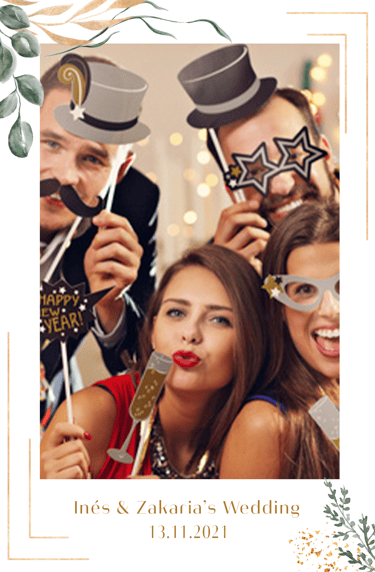 Templates Personnalisables proposés par Pixtoevent Avec invités s'amusant devant le photobooth
