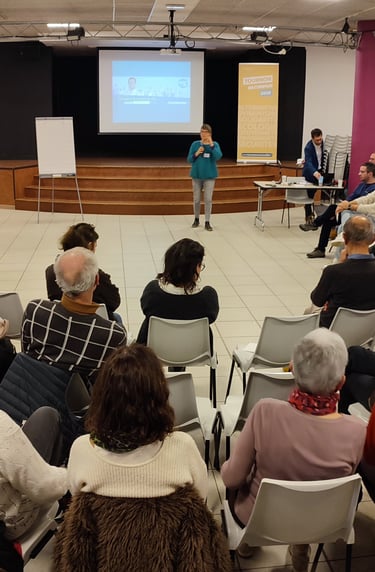 Photo de la soirée, prise de parole lors de la première réunion publique de la liste Tournon en Commun 2026