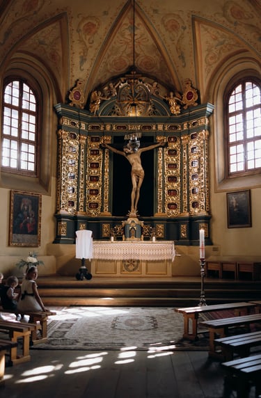 Krikštynų fotografija - nuotraukoje bažnyčios altorius