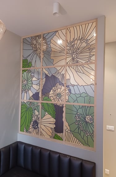 Verrière vitrail sur-mesure à motif floral — espace parisien
